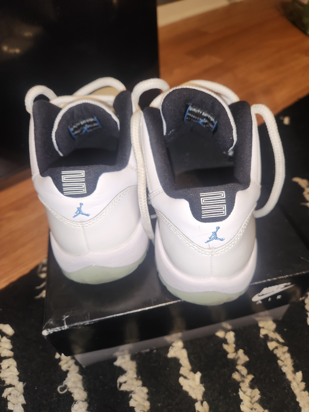 Air Jordan Retro 11 Size 7 - Picture 3 of 5